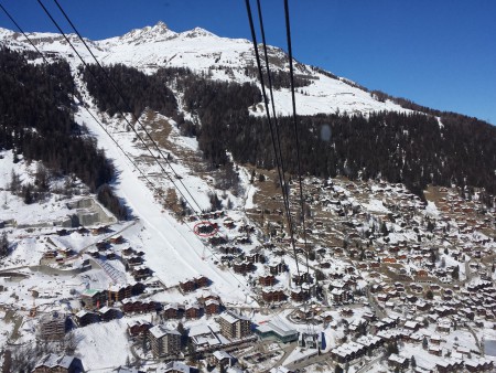 zicht op Grimentz op weg naar Zinal. rode cirkel = Orée